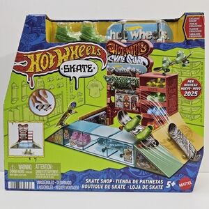 Hot Wheels Skate Fingerboard Playset Skate Shop with Exclusive Fingerboard New